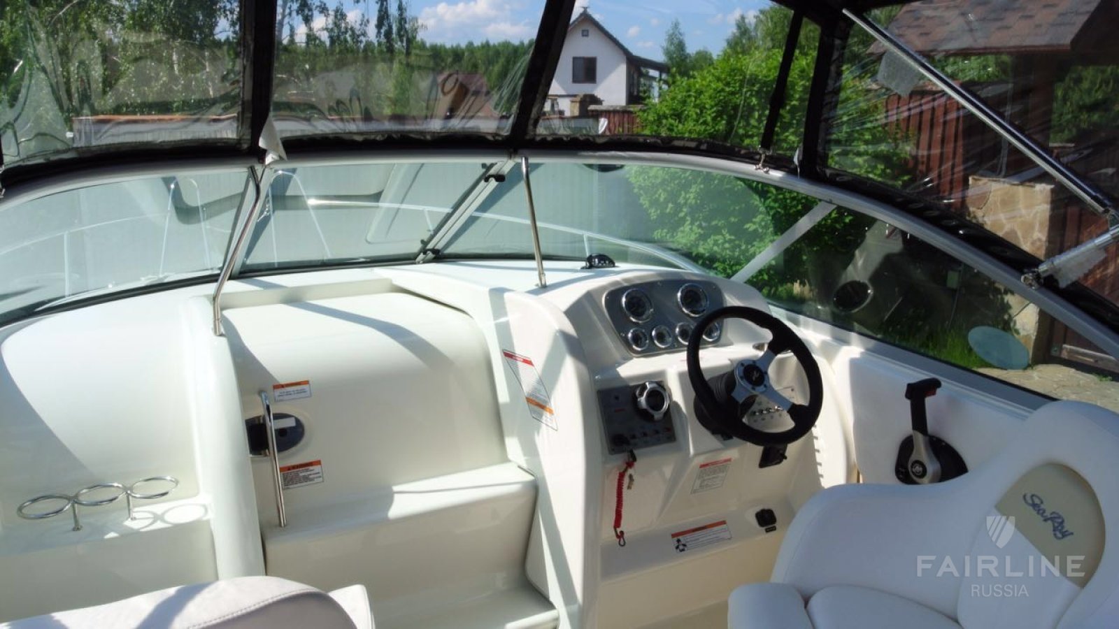 Sea Ray 235 Weekender | Интерьер 1