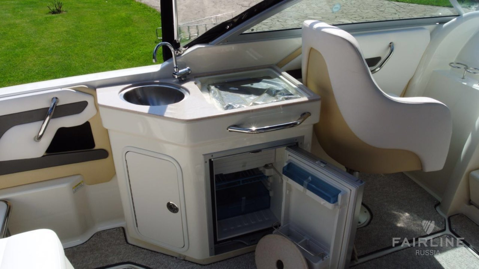 Sea Ray 235 Weekender | Интерьер 3