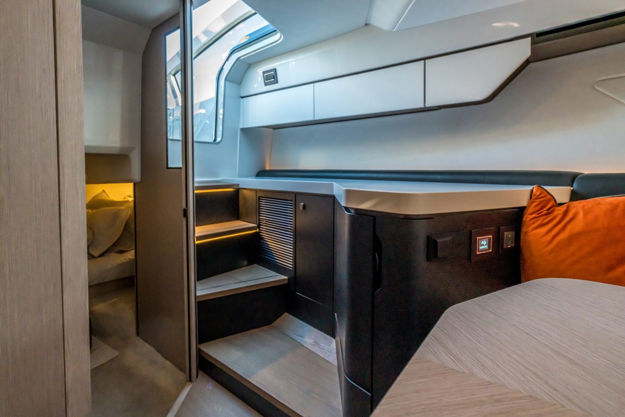 F-Line 33 Outboard | Интерьер 3