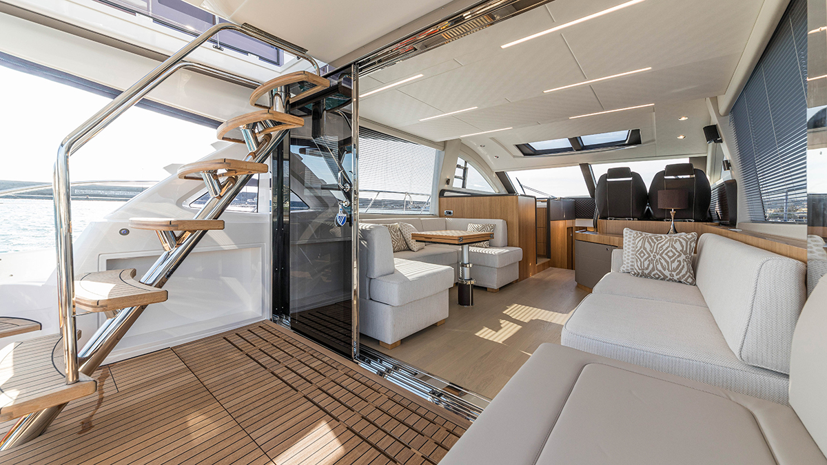 Интерьер Fairline Squadron 53