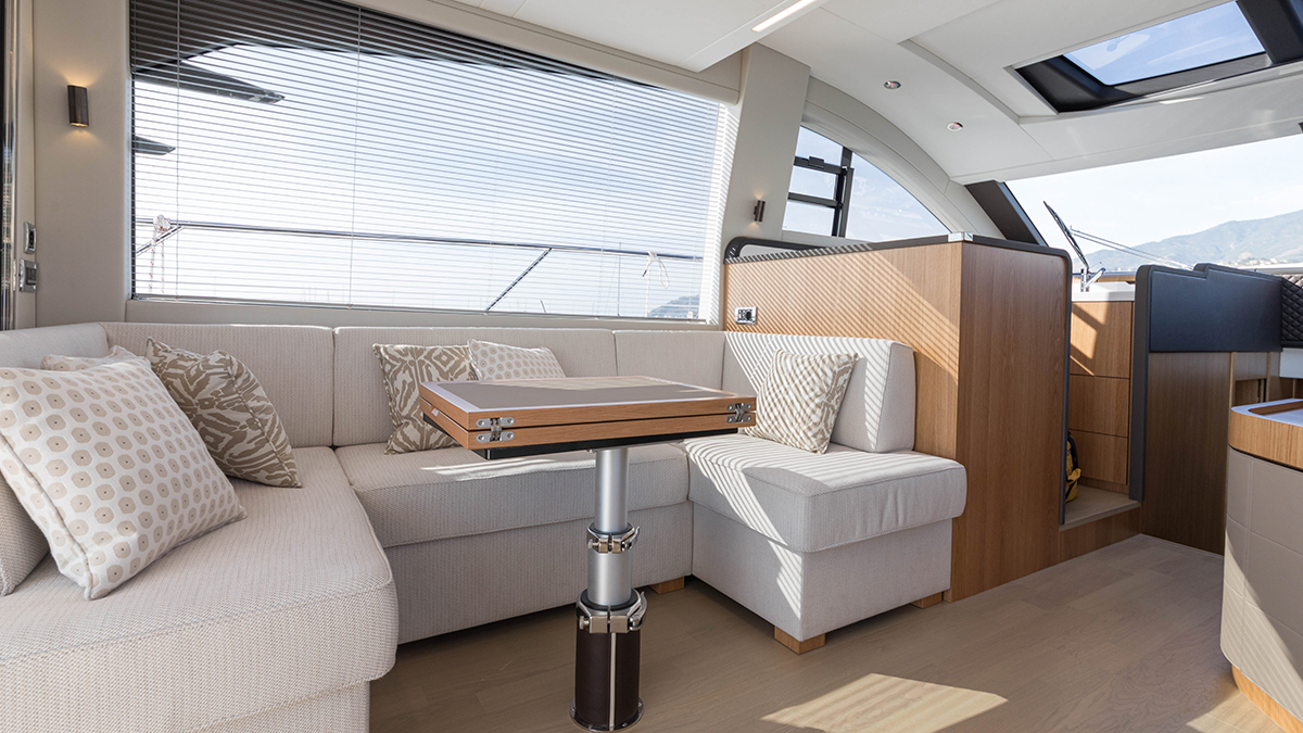 Интерьер Fairline Squadron 53