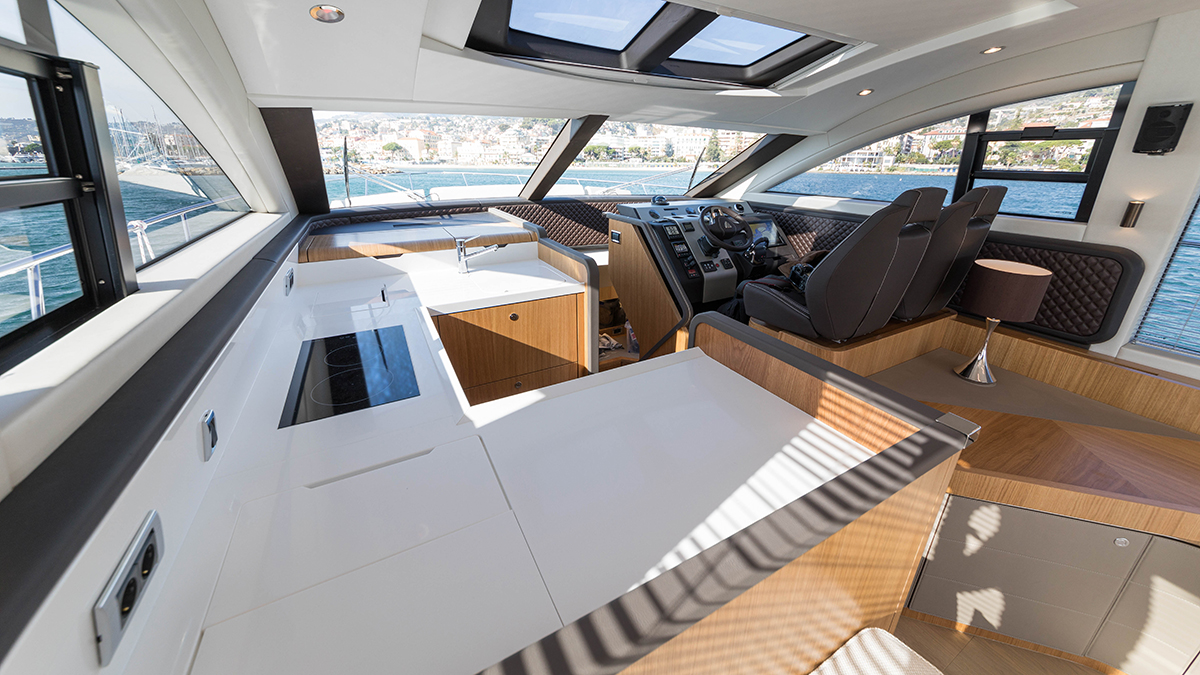 Интерьер Fairline Squadron 53