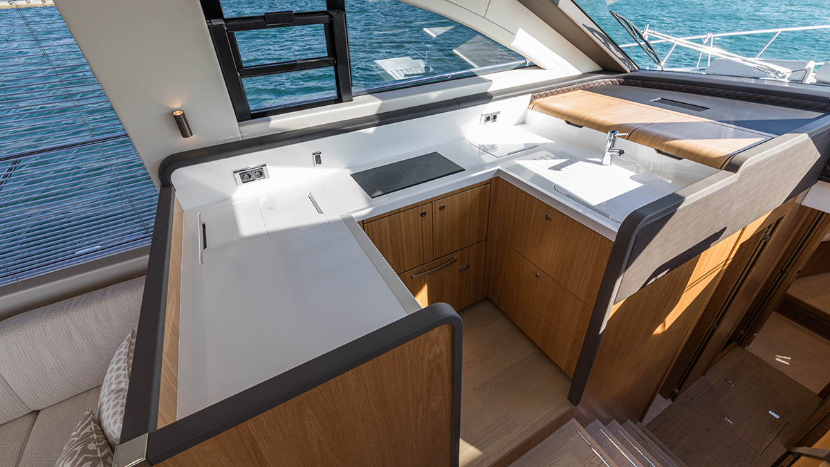 Интерьер Fairline Squadron 53