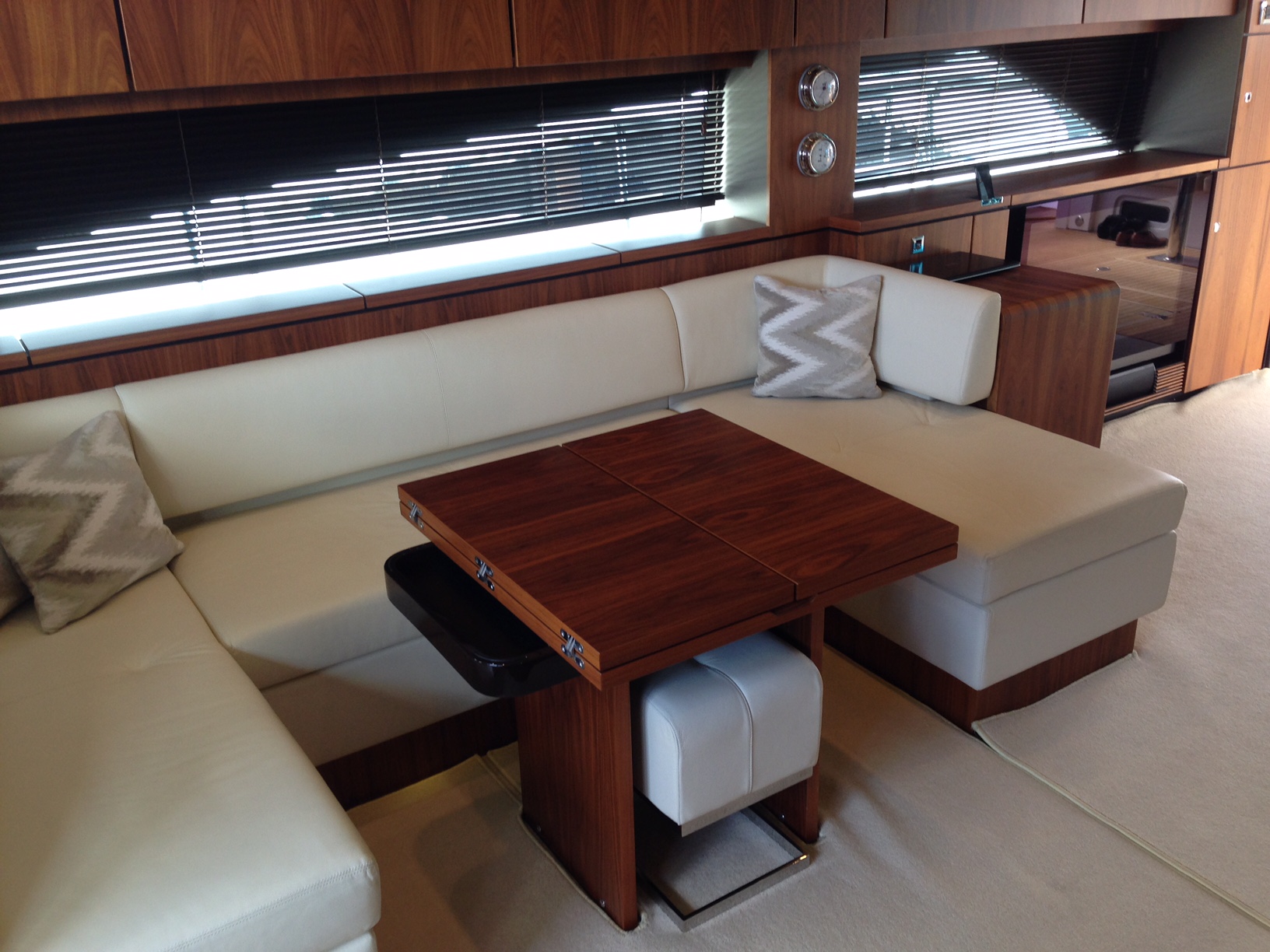 Fairline Squadron 65 | Интерьер 33