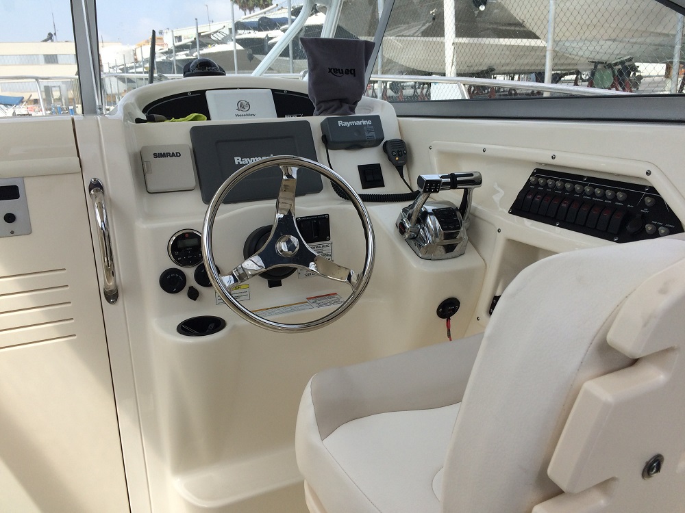 Boston Whaler 255 CQ | Интерьер 3