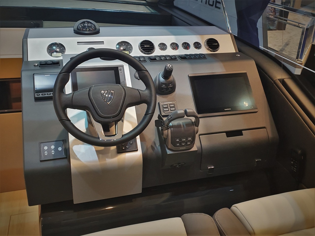 Targa 45 GT | Большой сенсорный экран и джойстик Volvo Penta IPS