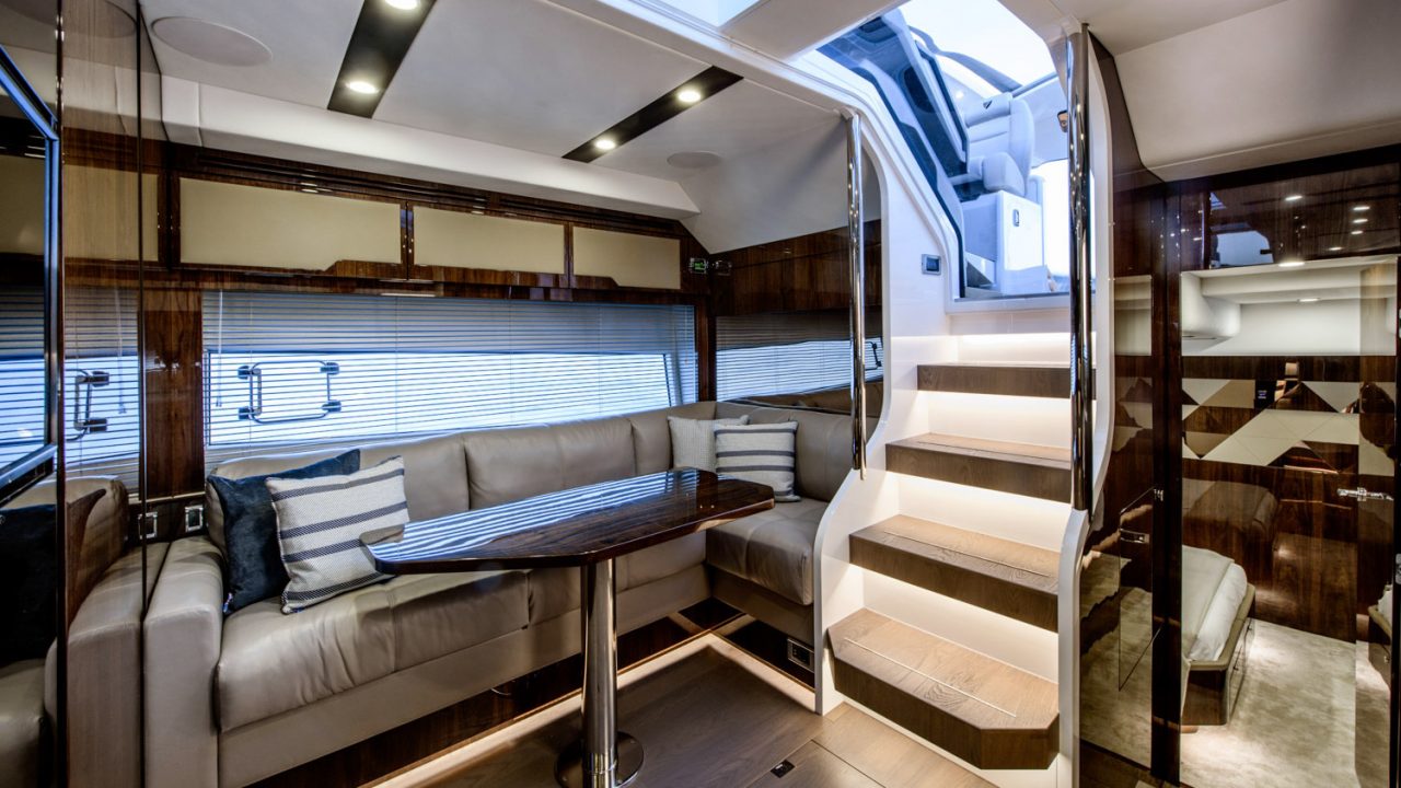 Интерьер новой 45-футовой яхты Fairline Targa 45 GT