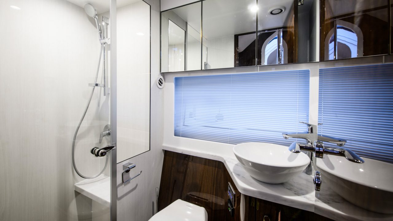 Санузел новой 45-футовой яхты Fairline Targa 45 GT