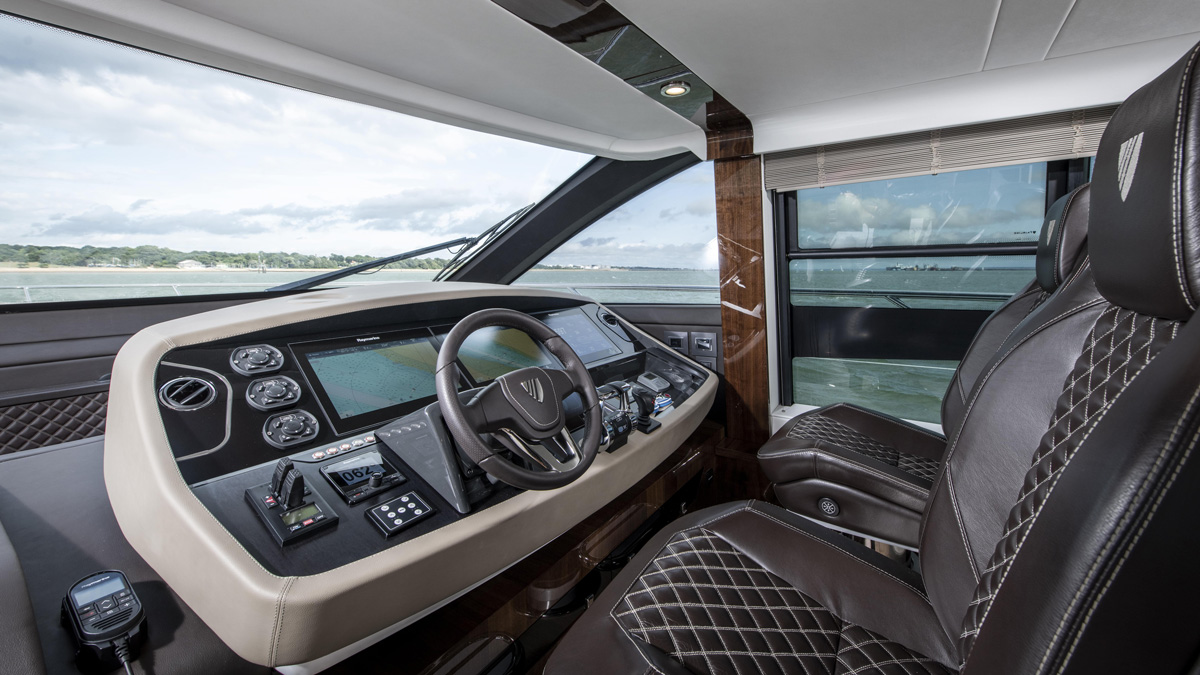 Интерьер Fairline Squadron 68