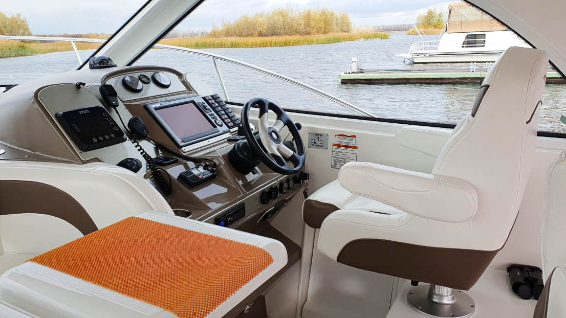 Cruisers Yachts 390 Sports Coupe | Интерьер 1