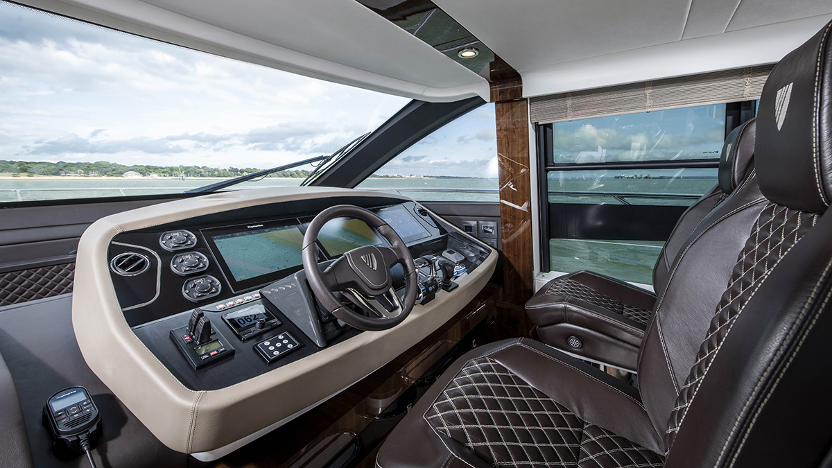 Интерьер флайбриджной яхты Fairline Squadron 68