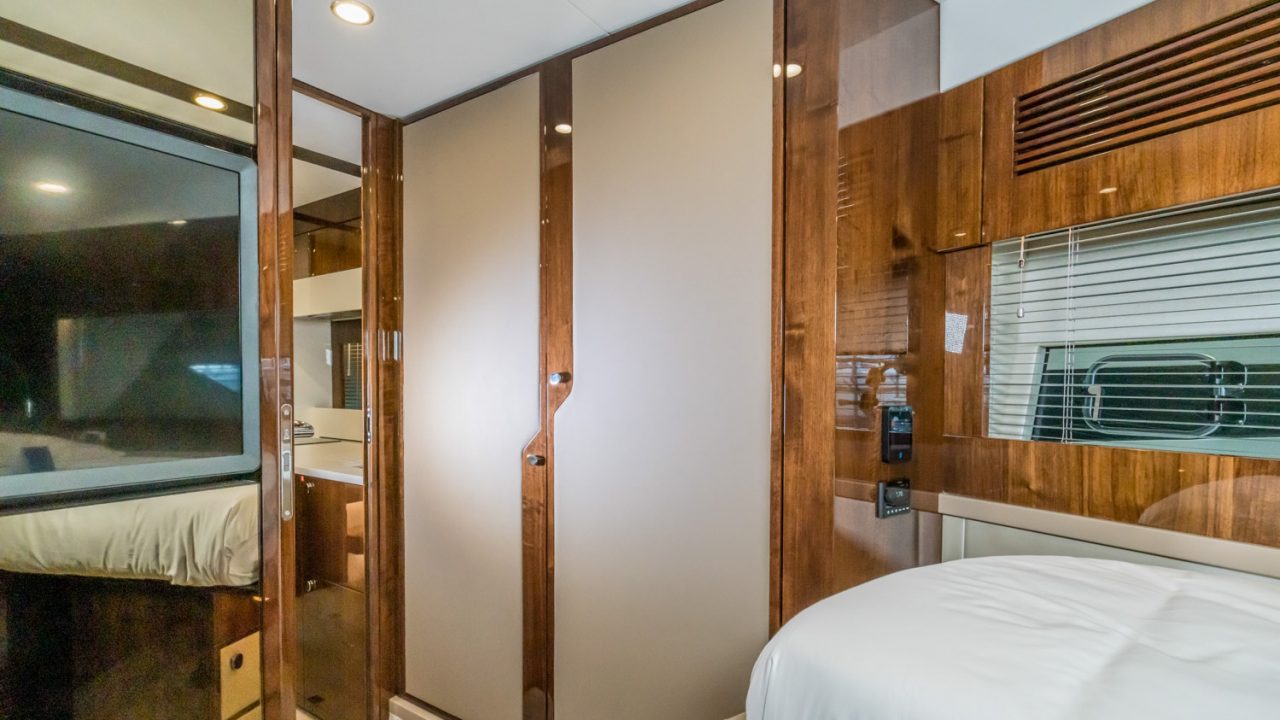 Гостевая каюта 45-футовой яхты Fairline Targa 45 GT