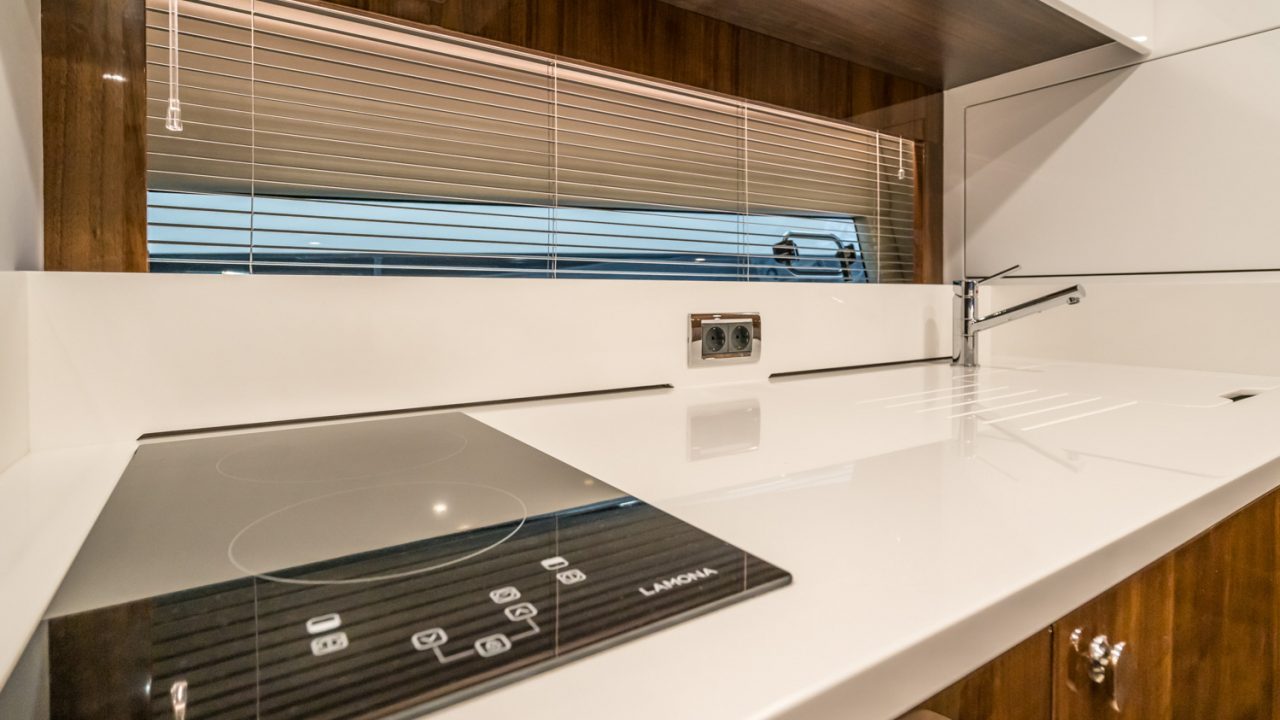 Камбуз новой яхты Fairline Targa 45 GT 45 GT-6