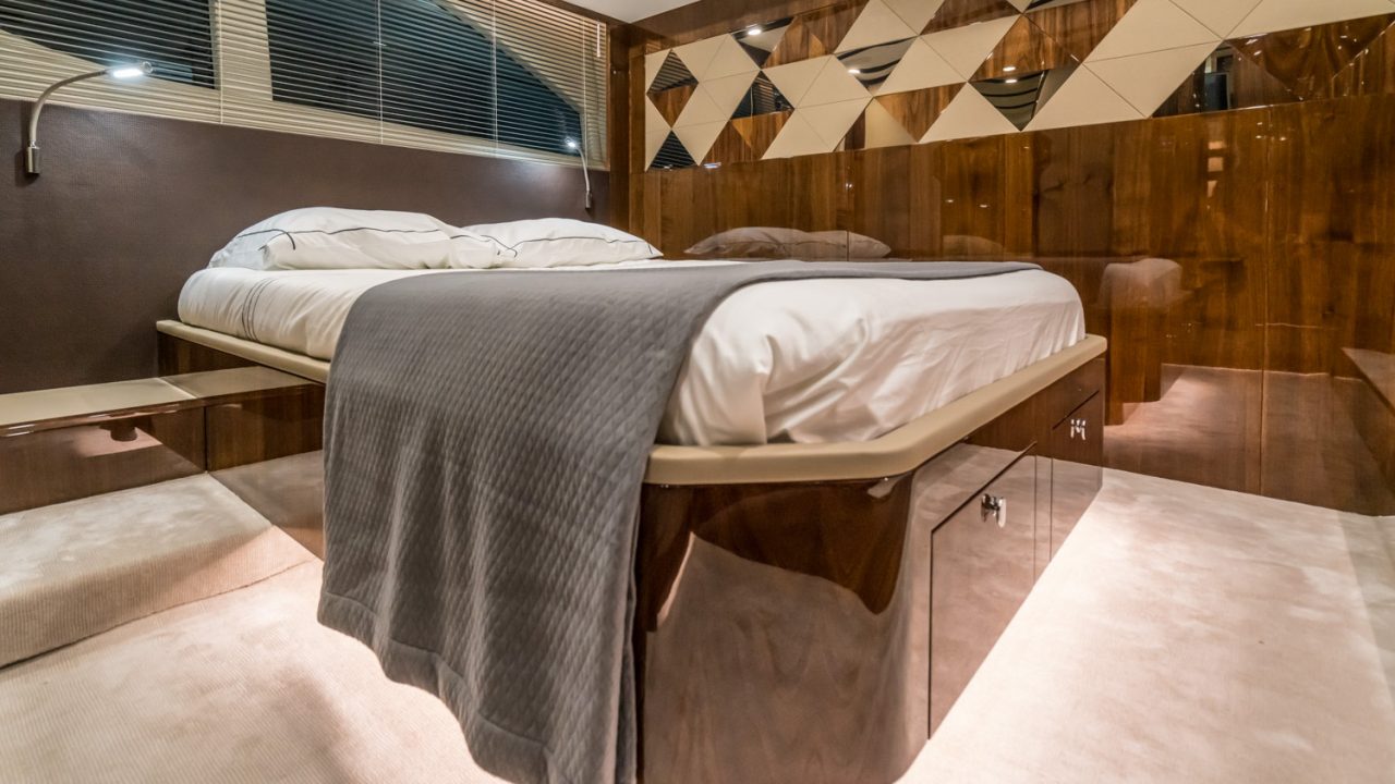 Мастер каюта яхты Fairline Targa 45 GT