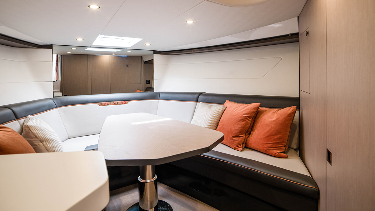 F-Line 33 Outboard | Интерьер 1