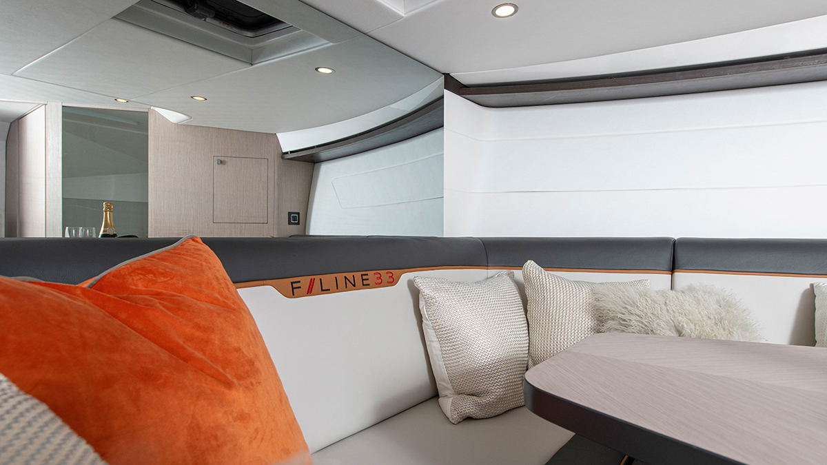 F-Line 33 Outboard | Интерьер 2