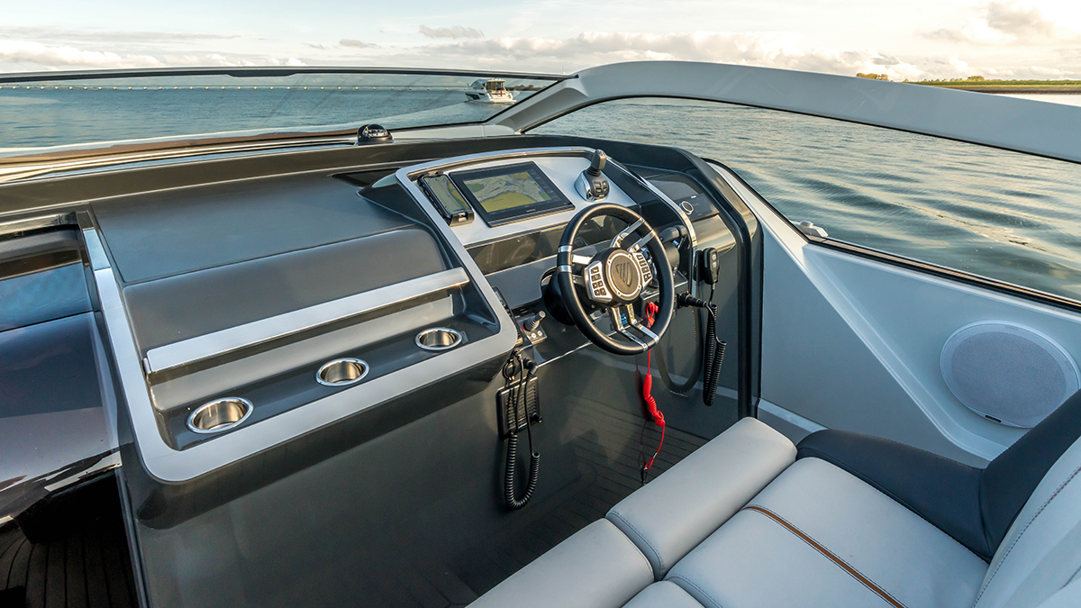 F-Line 33 Outboard | Экстерьер 4