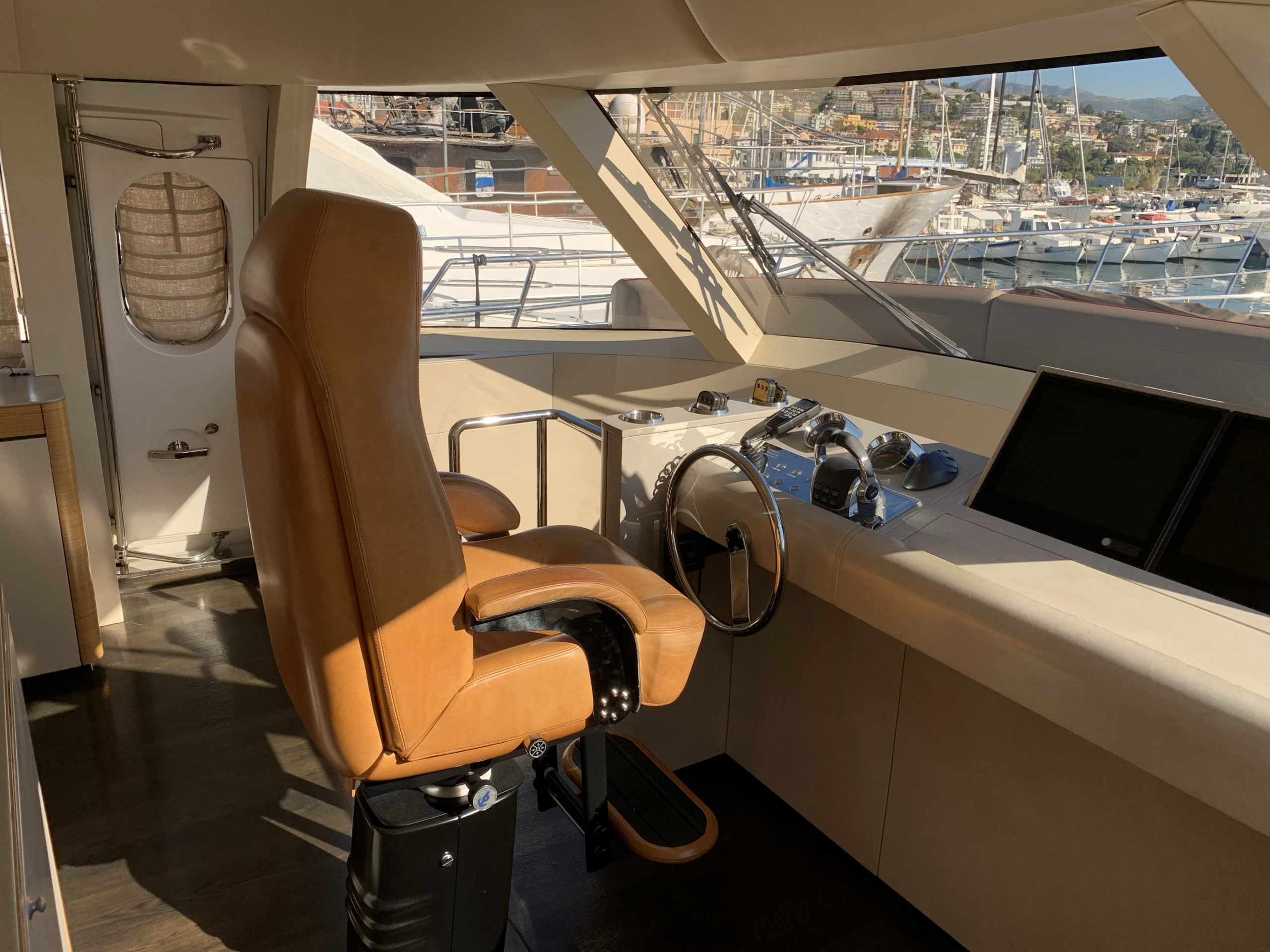 AY74 Jasmine | Интерьер 3