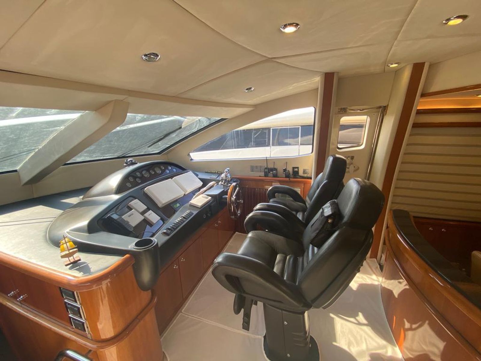 Sunseeker 82 Yacht (006) | Интерьер 9