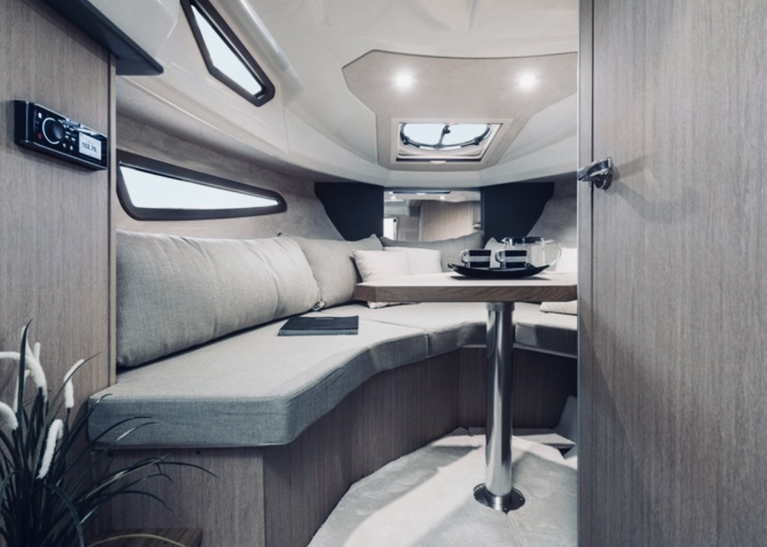 Cranchi E30 Endurance | Интерьер 1