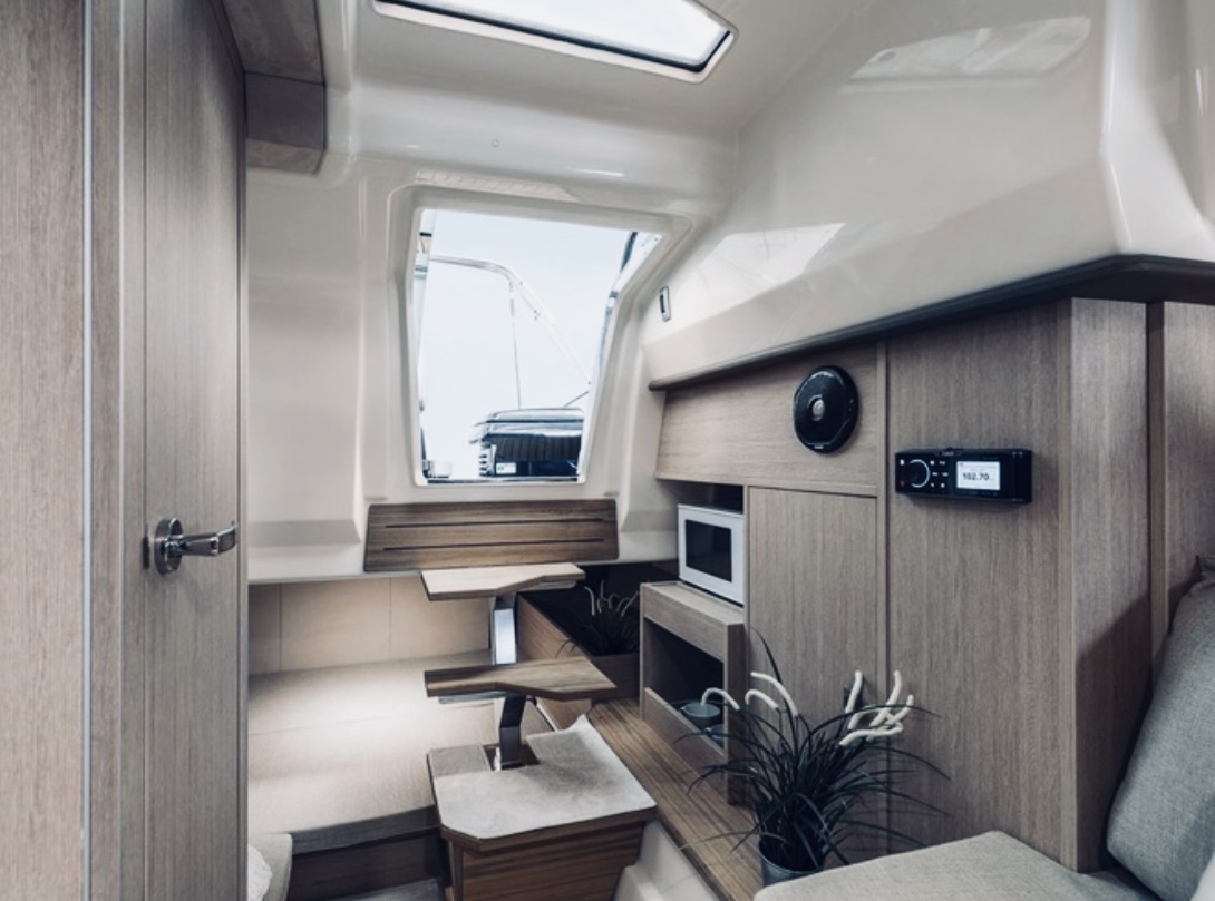 Cranchi E30 Endurance | Интерьер 3