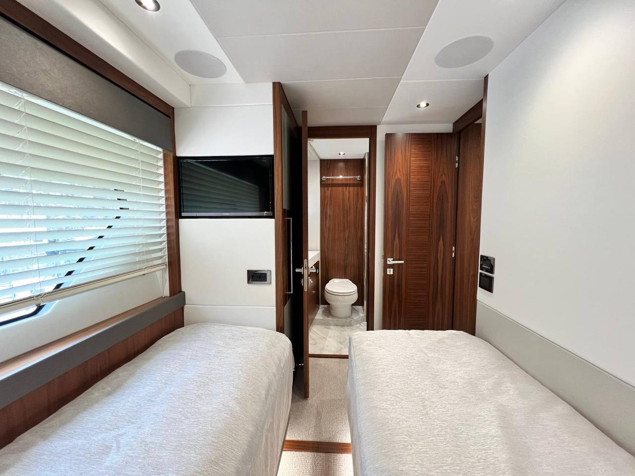 Sunseeker 76 Yacht | Интерьер 25